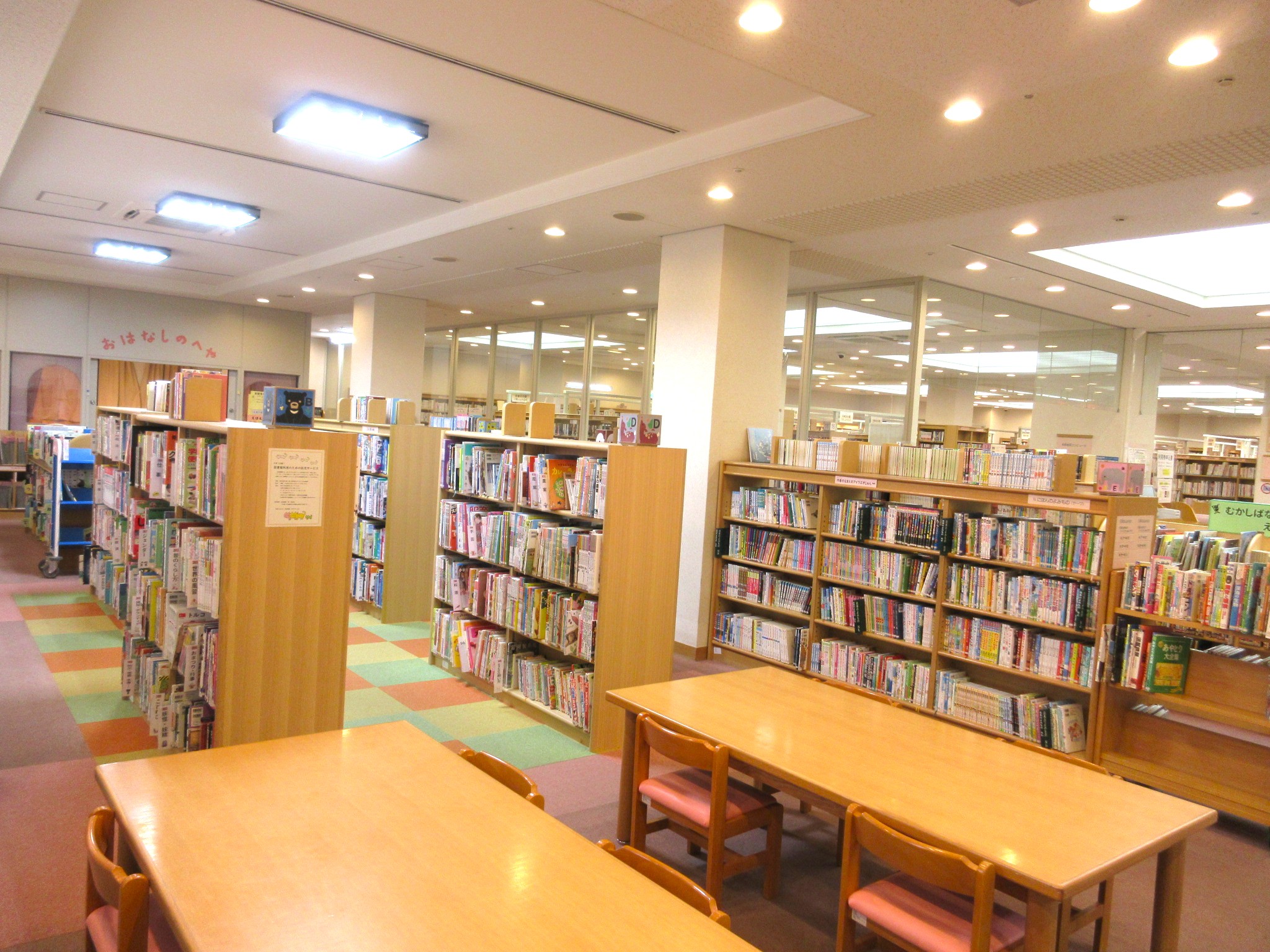 西図書館内観の写真